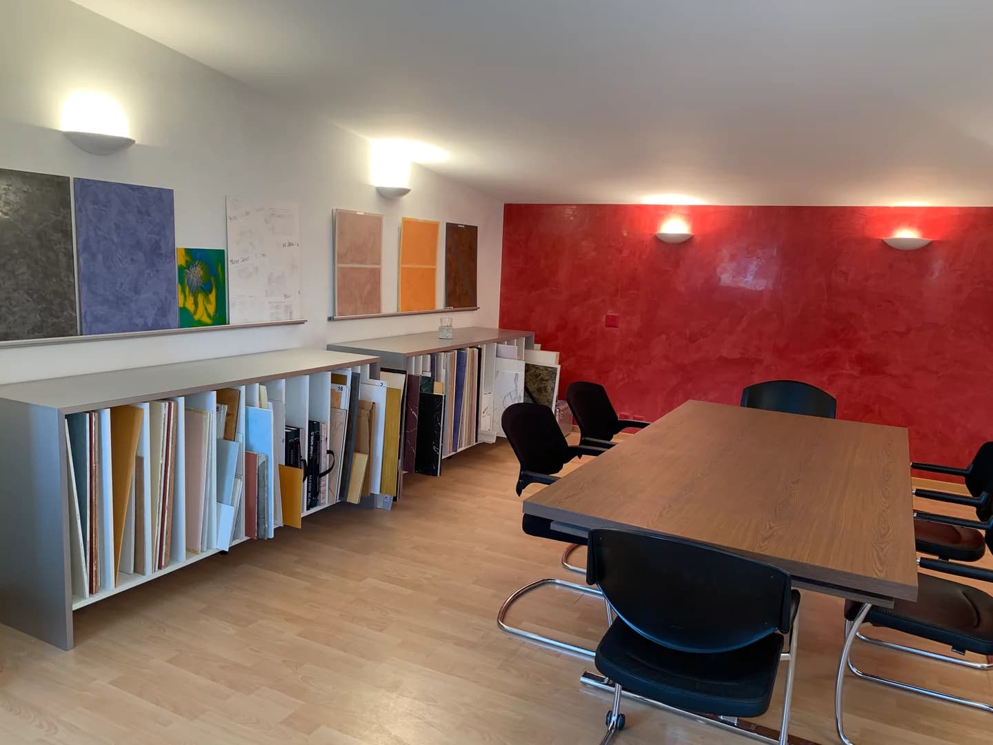 Musterraum mit Farbmustertafeln und Kollektionen bei der Bezzola Flavio AG