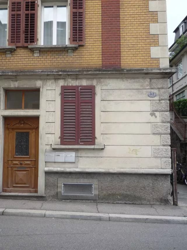Sanierte Sockelzone und Fassadenputz an einem Altbau in Luzern